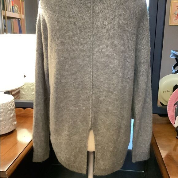 Abercrombie & Fitch Gray Split Back Sweater🫎🧣🧤🥰 - Picture 3 of 6